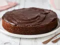 Torta al cioccolato soffice, ricoperta da una glassa lucida. Perfetta per chi ama il cioccolato, questa torta con cioccolato avanzato è un vero piacere.