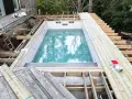 Byggnation av pool med tillhörande trädäck och trappa. Ger bastu inspiration för framtida projekt.