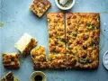 Focaccia recept: gyllene, krispiga brödskivor med örter och flingsalt, redo att avnjutas.