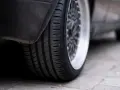 Opony Firestone w akcji. Zbliżenie na bieżnik i felgę, idealne do sprawdzania opinii.