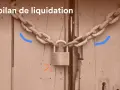 Le bilan de liquidation est verrouillé. Une chaîne et un cadenas sécurisent une porte en bois, symbolisant la fin d'une entreprise.