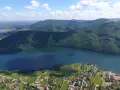 Widok na jezioro i góry. Góra Żar oferuje wiele atrakcji, w tym malownicze krajobrazy i tereny rekreacyjne.