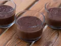 Tre glas med krämig chokladpudding, perfekt för ett enkelt chokladpudding recept.