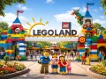 Rodzina na tle bramy Legolandu, gotowa na wycieczkę promem. Kolorowe budowle z klocków LEGO i uśmiechnięte postacie zapraszają do zabawy.
