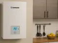 Caldera Junkers con display F0, indicando la necesidad de bajar presión caldera Junkers. Cocina moderna al fondo.