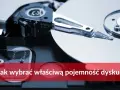 Wnętrze dysku twardego, z widocznymi talerzami i głowicami. Tekst: "Jak wybrać właściwą pojemność dysku?".