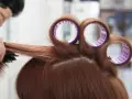 Profesjonalne styling włosów: lokówka i szczotka tworzą objętość.