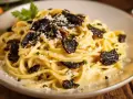 Wykwintny makaron truflowy z parmezanem i natką pietruszki. Idealny na romantyczną kolację. Z czym podawać? Z białym winem i prostą sałatką.