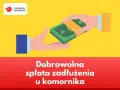 Dwie dłonie przekazują sobie plik banknotów. Napis głosi: Dobrowolna spłata zadłużenia u komornika.