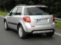 Srebrny Suzuki SX4 1.6 benzyna w ruchu drogowym, widok z tyłu.