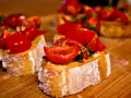 Knuspriges Brot mit frischen Tomaten und Basilikum – ein authentisches italienisches rezept bruschetta original italienisch.