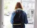 Ragazza con zaino, forse alle prese con i sintomi ADHD adulti donne, esce di casa.