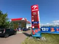 Stacja paliw Orlen z cennikiem paliw: benzyna 95 za 6.48 zł, diesel za 6.89 zł, LPG za 3.75 zł. Obok reklama hot doga i napoju.
