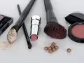 Naturalny makijaż: Jak zamaskować pryszcza bez efektu maski?