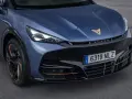 Niebieski Cupra Tavascan z miedzianymi akcentami i sportowym grillem.