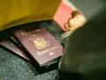 Kilka paszportów Filipin leży na powierzchni.