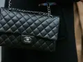 Czarna pikowana torebka Chanel z łańcuszkiem. Zastanawiasz się, ile kosztuje torebka Chanel?