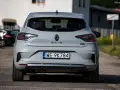 Szare Clio 5 z polskimi tablicami WE 9K784 stoi na drodze.