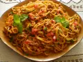 Spaghetti bolognese – prosty przepis. Aromatyczny sos mięsny z pomidorami i bazylią na złocistym makaronie.