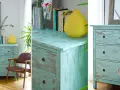 Cómoda de madera con acabado desgastado, técnica de envejecer muebles de madera, junto a una silla de cuero y un espejo.