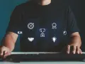 Uomo al computer con icone di successo, obiettivi e denaro. Un preventivo di spesa digitale.