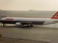 Samolot Lauda Air z charakterystycznym ogonem, kołujący po płycie lotniska.