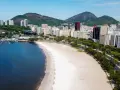 Widok na plażę i miasto w Rio de Janeiro. Czy Brazylia jest w Europie? Nie, to Ameryka Południowa!