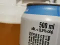 Szklanka piwa i puszka z informacją "alk. < 0,5% obj.". Zastanawiasz się, ile promili po jednym piwie? To piwo ma poniżej 0,5% alkoholu.