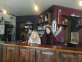 Zwei Frauen hinter einer Theke, bereit für Gäste. Hier gibt es Zimt und Zunder für jeden Geschmack.