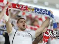 Młody kibic z szalikiem ŁKS Łódź i Lecha Poznań. Fani wspierają swoje drużyny, a my czekamy na kolejne łks łódź transfery.