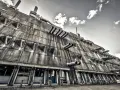 Betonriese im **Brutalismus Berlin**: Eine Fassade mit dreieckigen Fenstern und Rohren, die wie Kanonen aussehen.