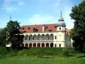 Pałac w Krobielowicach z arkadowym krużgankiem i wieżyczką.