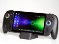 Przenośna konsola gamingowa z kontrolerami, ekranem wyświetlającym pulpit z ikonami gier i logo Xbox. To idealne urządzenie dla graczy, którzy chcą zabrać swoje ulubione tytuły wszędzie, nawet te z Xbox Game Pass.