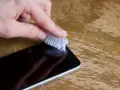 Delikatnie szczotkuj głośnik iPhone'a, aby usunąć kurz i brud. Prosty sposób, jak wyczyścić głośnik iPhone.