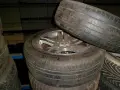 Pneumatici usurati in pila, un promemoria visivo su quando cambiare le gomme per la sicurezza stradale.