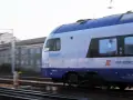 Pociąg PKP Intercity Stadler ED160-007a w ruchu na torach.
