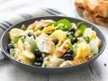 Insalata di pollo sfiziosa con patate, olive nere e limone, un piatto fresco e saporito.