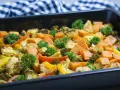 Ofenblech mit Hähnchen, Brokkoli, Süßkartoffeln und Paprika, garniert mit Petersilie. Perfekt für histaminarme Rezepte.