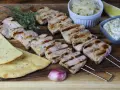 Saftige Souvlaki-Spieße vom Grill, dazu Fladenbrot, Tzatziki und Krautsalat. Ein tolles Souvlaki Rezept für den Sommer.