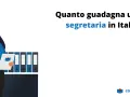 Una segretaria con occhiali e camicetta blu, con cartelline alle spalle, si chiede quanto guadagna lavorare nelle scuole come segretaria.
