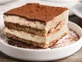 Pyszny kawałek tiramisu, idealny na deser. Ten przepis na tiramisu jest prosty i szybki.