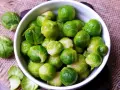 Frischer Rosenkohl in einer Schüssel. Die Frage "wie lange muss rosenkohl kochen" beschäftigt viele Hobbyköche.