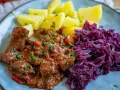 Herzhaftes Gulasch mit Kartoffeln und Rotkohl, ein klassisches Gulasch Rezept, das Leib und Seele wärmt.