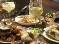 Leckeres Essen und Getränke im yamyam Berlin: geröstete Kartoffeln, Blumenkohl, Oliven und Cocktails.