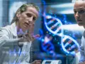 Naukowczyni analizuje strukturę DNA, dyskutując z koleżanką, czy to geny czy wychowanie kształtują człowieka.