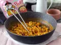 Pikantny buldak carbonara w patelni, gotowy do jedzenia.