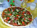 Pyszna pizza ze szparagami, pomidorkami i serem. Idealna na wiosenny obiad.