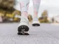 Passi leggeri su un sentiero, un invito a muoversi. Camminare è il miglior sport contro la depressione, un passo alla volta verso il benessere.