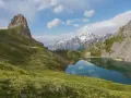 Magnifique lac alpin reflétant les montagnes enneigées, idéal pour une randonnée près de Briançon.