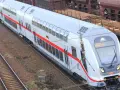 Moderner Doppelstockzug der DB, bereit für die nächste Fahrt.